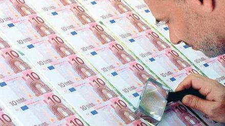 Lizenz zum Gelddrucken. 16 EU-Unternehmen dürfen Europas Scheine drucken. Die Bundesbank nutzt die Konkurrenz.