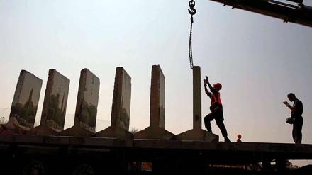 Die Mauer muss weg. Israel baut eine Barriere ab, die vor neun Jahren zum Schutz gegen Angriffe nahe dem Palästinenserort Beit Jala errichtet worden war.