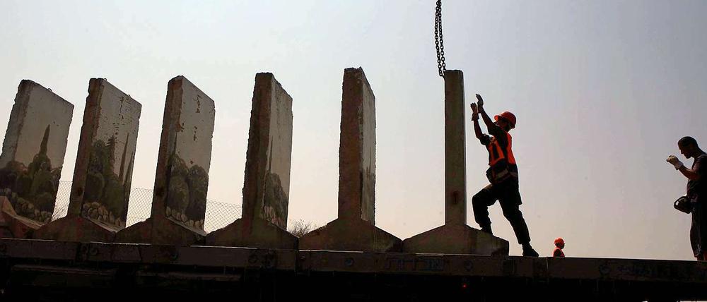 Die Mauer muss weg. Israel baut eine Barriere ab, die vor neun Jahren zum Schutz gegen Angriffe nahe dem Palästinenserort Beit Jala errichtet worden war.