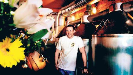 Mann mit Hopfen und Malz. Braumeister Thorsten Schoppe betreibt in Neukölln eine kleine Brauerei mit angeschlossener Kneipe.