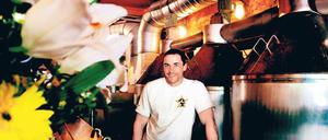Mann mit Hopfen und Malz. Braumeister Thorsten Schoppe betreibt in Neukölln eine kleine Brauerei mit angeschlossener Kneipe.
