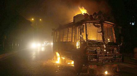 In Karachi zündeten Randalierer Fahrzeuge, Restaurants und Geschäfte an.