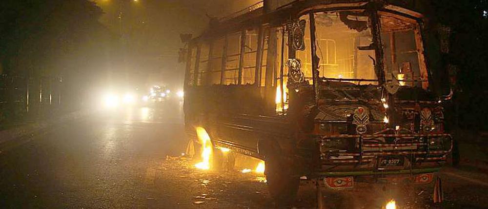 In Karachi zündeten Randalierer Fahrzeuge, Restaurants und Geschäfte an.