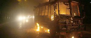 In Karachi zündeten Randalierer Fahrzeuge, Restaurants und Geschäfte an.