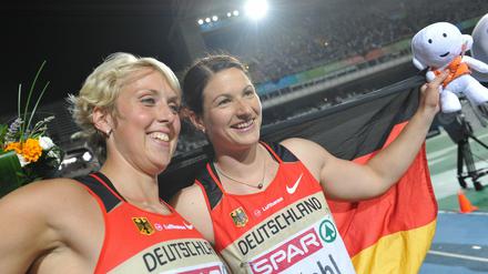 Nur fünf Minuten nach dem Gold für Verena Sailer gibt es erneut Grund zum Jubeln - und das gleich doppelt. Linda Stahl aus Leverkusen (re.) gewinnt mit persönlicher Bestleistung von 66,81 Metern sensationell Gold im Speerwerfen. Ihre Teamkollegin Christina Obergföll wird Zweite.