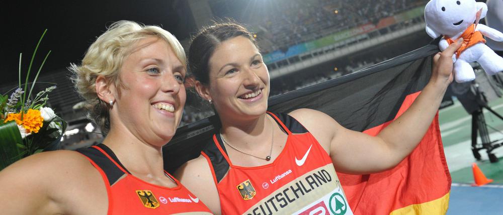 Nur fünf Minuten nach dem Gold für Verena Sailer gibt es erneut Grund zum Jubeln - und das gleich doppelt. Linda Stahl aus Leverkusen (re.) gewinnt mit persönlicher Bestleistung von 66,81 Metern sensationell Gold im Speerwerfen. Ihre Teamkollegin Christina Obergföll wird Zweite.