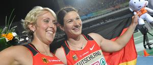 Nur fünf Minuten nach dem Gold für Verena Sailer gibt es erneut Grund zum Jubeln - und das gleich doppelt. Linda Stahl aus Leverkusen (re.) gewinnt mit persönlicher Bestleistung von 66,81 Metern sensationell Gold im Speerwerfen. Ihre Teamkollegin Christina Obergföll wird Zweite.