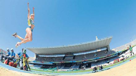 Erste Sprünge in Barcelona. Die Siebenkampf-Olympiasiegerin Carolina Klüft qualifizierte sich als Zwölfte gerade noch für das Weitsprungfinale am Mittwoch.