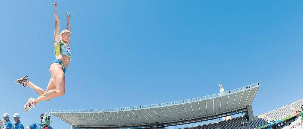 Erste Sprünge in Barcelona. Die Siebenkampf-Olympiasiegerin Carolina Klüft qualifizierte sich als Zwölfte gerade noch für das Weitsprungfinale am Mittwoch.