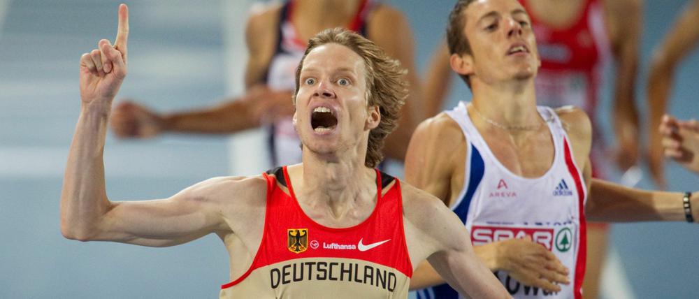 Carsten Schlangen jubelt über seinen zweiten Platz über 1500 Meter.