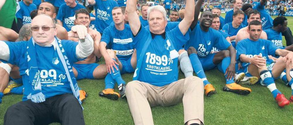 Ein Hoch auf Hoffenheim. Im Mai 2008 bejubelte Dietmar Hopp (Mitte) den Aufstieg seines Stammvereins in die Bundesliga. 
