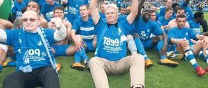 Ein Hoch auf Hoffenheim. Im Mai 2008 bejubelte Dietmar Hopp (Mitte) den Aufstieg seines Stammvereins in die Bundesliga. 