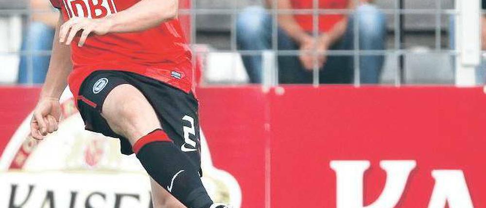 Abgeklärt am Ball. Christian Lell wirkt meist ruhig und nachdenklich.