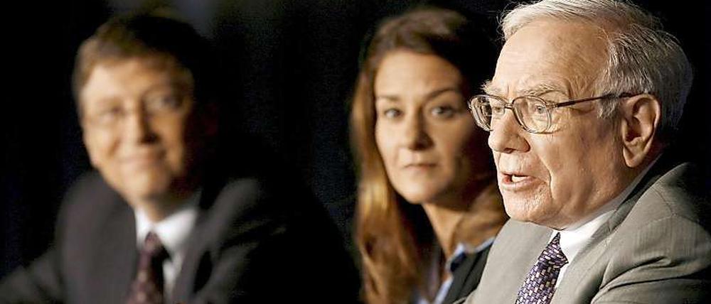 Warren Buffet (l.) und Bill Gates haben 100 Milliarden Dollar gesammelt.
