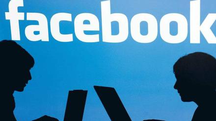 Intimsphäre war früher. Wer beim sozialen Netzwerk Facebook mitmacht, der hat die Trennung zwischen privat und öffentlich aufgehoben. Foto: dpa