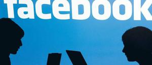 Intimsphäre war früher. Wer beim sozialen Netzwerk Facebook mitmacht, der hat die Trennung zwischen privat und öffentlich aufgehoben. Foto: dpa