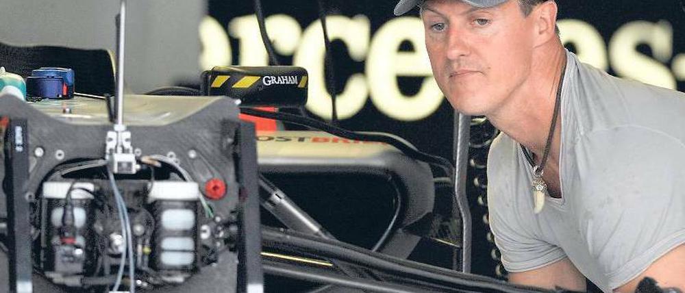 Michael Schumacher, 41, mit sieben Titeln Rekordweltmeister, fährt jetzt für Mercedes. Beim ersten Freien Training in Hockenheim wurde er gestern mit fast sieben Sekunden Rückstand Vorletzter, im zweiten Training Sechster. Schnellster war Fernando Alonso. Foto: ddp