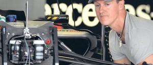 Michael Schumacher, 41, mit sieben Titeln Rekordweltmeister, fährt jetzt für Mercedes. Beim ersten Freien Training in Hockenheim wurde er gestern mit fast sieben Sekunden Rückstand Vorletzter, im zweiten Training Sechster. Schnellster war Fernando Alonso. Foto: ddp