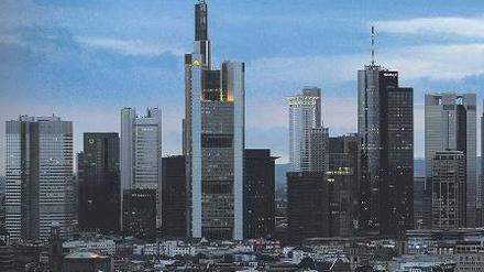 Unter Druck gesetzt. Bei den Stresstests war geprüft worden, wie belastbar die Kapitalausstattung der Banken ist, wenn die Wirtschaft einbricht und sich die Situation am Markt für Staatsanleihen wieder so zuspitzt wie zuletzt im Mai. 
