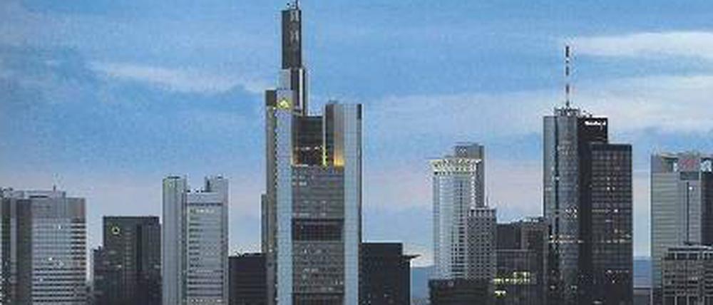 Unter Druck gesetzt. Bei den Stresstests war geprüft worden, wie belastbar die Kapitalausstattung der Banken ist, wenn die Wirtschaft einbricht und sich die Situation am Markt für Staatsanleihen wieder so zuspitzt wie zuletzt im Mai.