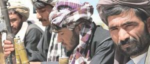 Geld gegen Waffen. Mit Aussteigerprogrammen versucht die Isaf, Milizen zu entwaffnen. Anderswo tut sie das Gegenteil.