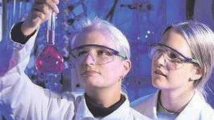 Auf der Suche nach Chemikern und Medizinern sind Bayer und BASF.