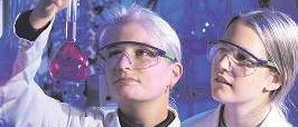 Auf der Suche nach Chemikern und Medizinern sind Bayer und BASF.