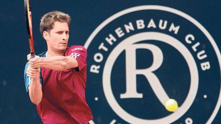 Hoffnung in Pink. Florian Mayer schaffte es zumindest ins Halbfinale und lockte viele Zuschauer an. Das Stadion erwies sich dennoch einmal mehr als zu groß. Foto: dpa