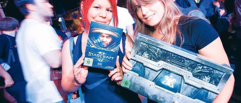 Spaß? Von wegen! Das ist seriöses Lehrmaterial. Sagen zumindest Laura Li Tung (links) und Kira Jung. Die beiden Frauen sind in der Nacht extra zum Alex gefahren, um das neue Spiel zu kaufen. Warum? Sie sind Studentinnen der Games Academy, die sich in der Nähe befindet: am S-Bahnhof Jannowitzbrücke. Foto: Davids/Zinken