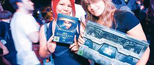 Spaß? Von wegen! Das ist seriöses Lehrmaterial. Sagen zumindest Laura Li Tung (links) und Kira Jung. Die beiden Frauen sind in der Nacht extra zum Alex gefahren, um das neue Spiel zu kaufen. Warum? Sie sind Studentinnen der Games Academy, die sich in der Nähe befindet: am S-Bahnhof Jannowitzbrücke. Foto: Davids/Zinken