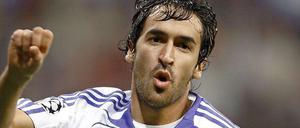 Raúl tauscht das Trikot von Real Madrid gegen das von Schalke 04.