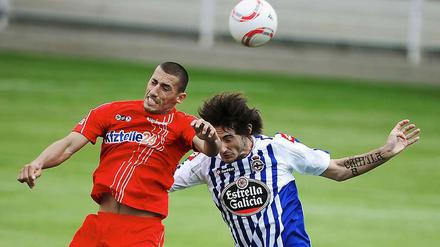Der Berliner Karim Benyamina (l) und Diego Colotto von Coruna beim Kopfballduell.