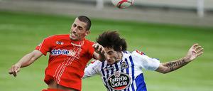 Der Berliner Karim Benyamina (l) und Diego Colotto von Coruna beim Kopfballduell.