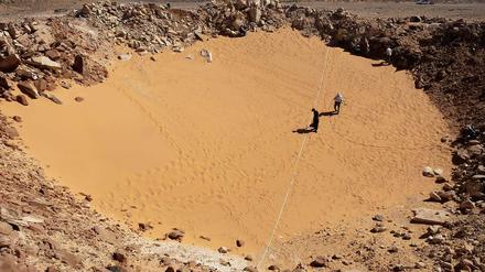 Gefunden mit Google Earth. Der Krater ist noch heute gut zu erkennen.