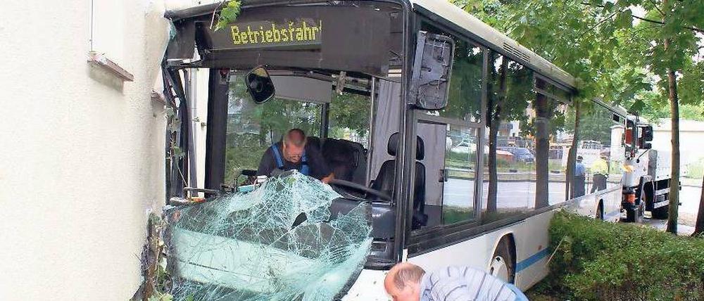 Im Vorgarten. Die Busfahrerin wurde bei dem Unfall verletzt. Foto: Polizei Potsdam