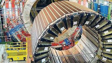 Gewaltig. Riesige Magnete halten die Teilchenstraheln auf Kollisionskurs. Foto: p-a/dpa