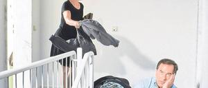 Kein Rosenkrieg, bitte! Makler Tobias Schwarz nimmt sich zerstrittene Eheleute erst mal vor, um sie auf eine gemeinsame Verkaufsstrategie einzuschwören. Foto: picture-alliance/gms