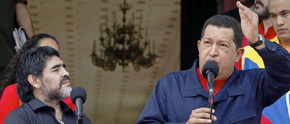 Maradona lauscht den Worten. Hugo Chavez versetzt die Streitkräfte in Alarmbereitschaft. 