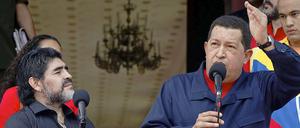 Maradona lauscht den Worten. Hugo Chavez versetzt die Streitkräfte in Alarmbereitschaft. 