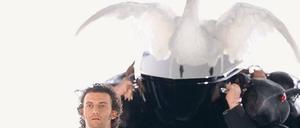 Die Ratten tragen den Schwan zu Grabe. Und Jonas Kaufmann singt den Lohengrin. Foto: David Ebener/dpa