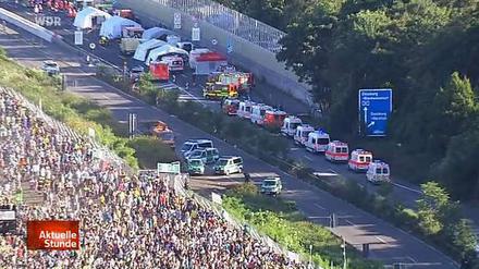 Während vor der Bühne noch viele Besucher nichts ahnend feierten, wurden andernorts Tote vom Gelände transportiert.