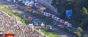 Während vor der Bühne noch viele Besucher nichts ahnend feierten, wurden andernorts Tote vom Gelände transportiert.