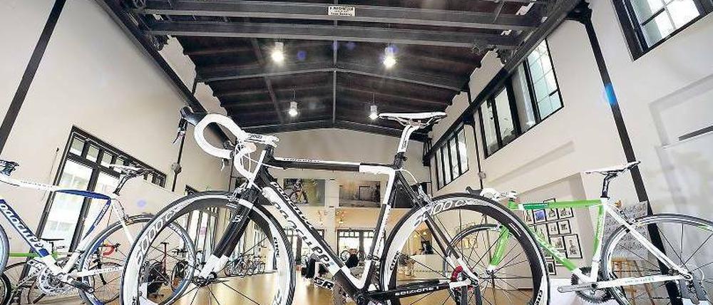 Glänzender Rahmen: In der Villa Pasculli in Berlin-Friedenau stehen die Räder in einem ehemaligen Industriegebäude.