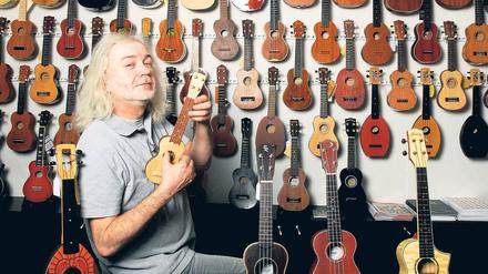 Harald Truetsch von „Leleland“ schwört auf das kleine Zupfinstrument, dass die Hawaiianer „hüpfender Floh“, also Ukulele, nennen.