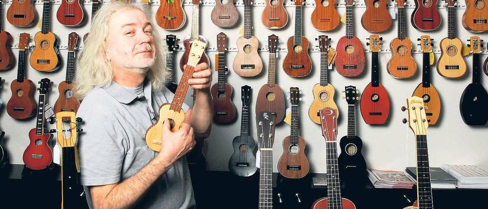 Harald Truetsch von „Leleland“ schwört auf das kleine Zupfinstrument, dass die Hawaiianer „hüpfender Floh“, also Ukulele, nennen.