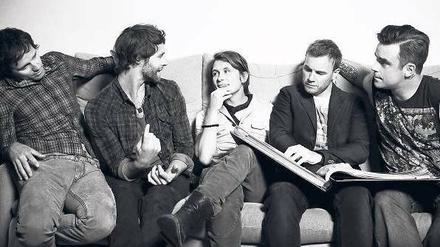 Mengroup auf der Couch. Jason Orange, Howard Donald, Mark Owen, Gary Barlow und Robbie Williams.