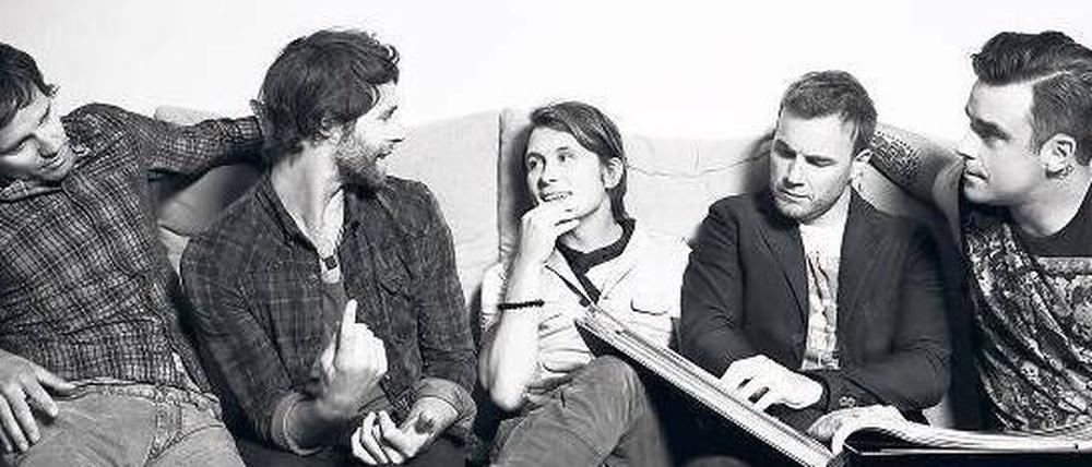 Mengroup auf der Couch. Jason Orange, Howard Donald, Mark Owen, Gary Barlow und Robbie Williams.