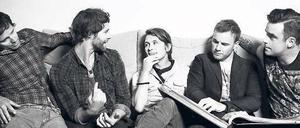 Mengroup auf der Couch. Jason Orange, Howard Donald, Mark Owen, Gary Barlow und Robbie Williams. 