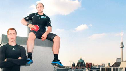 Starke Berliner. Bei den deutschen Meisterschaften werfen Robert (sitzend) und Christoph Harting erstmals in einem großen Wettbewerb gegeneinander, der ältere Bruder träumt schon von einer gemeinsamen Olympiateilnahme 2012.