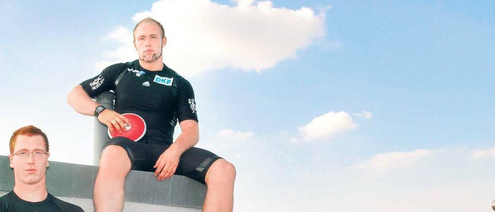 Starke Berliner. Bei den deutschen Meisterschaften werfen Robert (sitzend) und Christoph Harting erstmals in einem großen Wettbewerb gegeneinander, der ältere Bruder träumt schon von einer gemeinsamen Olympiateilnahme 2012. 